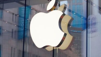 أسهم أبل تقترب من 4 تريليون دولار بدعم من مبيعات iPhone 17 18 gettyimages 1243562806 apple store logo 2