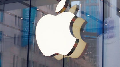 أسهم أبل تقترب من 4 تريليون دولار بدعم من مبيعات iPhone 17 1 gettyimages 1243562806 apple store logo 2