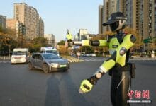 الصين تطلق أول روبوت شبيه بالبشر لإدارة الاختناقات المرورية في هانجتشو