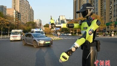 الصين تطلق أول روبوت شبيه بالبشر لإدارة الاختناقات المرورية في هانجتشو