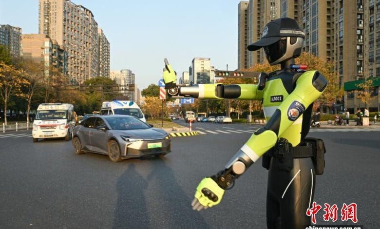 الصين تطلق أول روبوت شبيه بالبشر لإدارة الاختناقات المرورية في هانجتشو