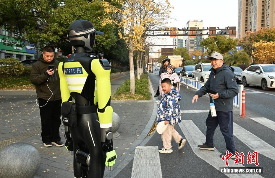 الصين تطلق أول روبوت شبيه بالبشر لإدارة الاختناقات المرورية في هانجتشو