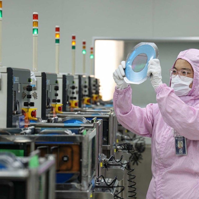 الصين تكسر الاحتكار وتقترب من الاكتفاء الذاتي بأشباه الموصلات 5 الصين تكسر الاحتكار وتقترب من الاكتفاء الذاتي بأشباه الموصلات عبر نموذج أولي لآلة الطباعة EUV