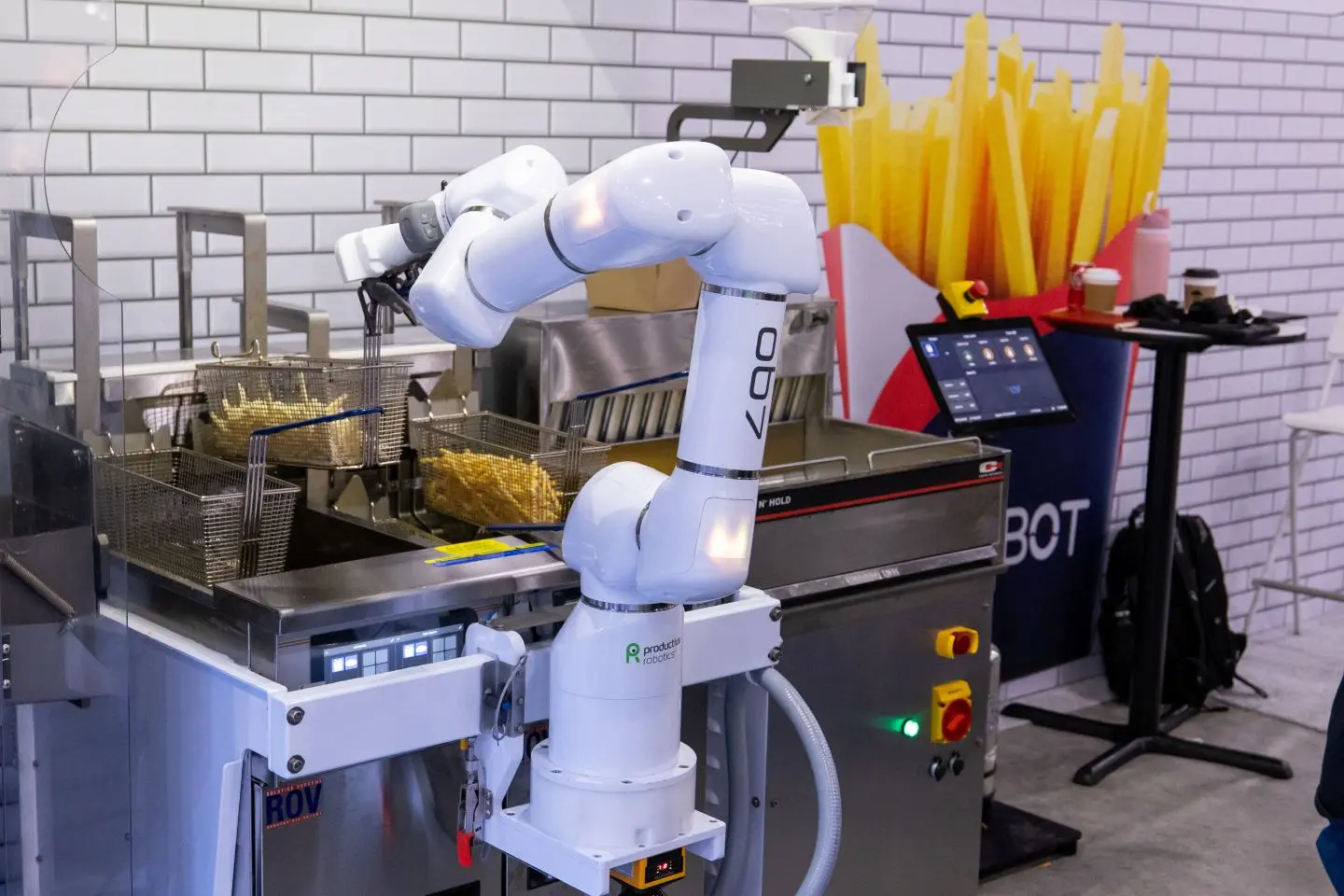 NRF 2026: الذكاء الاصطناعي يعيد تشكيل مستقبل تجارة التجزئة روبوت يحضر الطعام