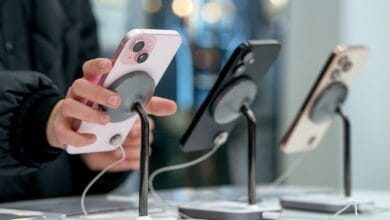 أبل وسامسونج تتصدران سوق الهواتف الذكية في 2025