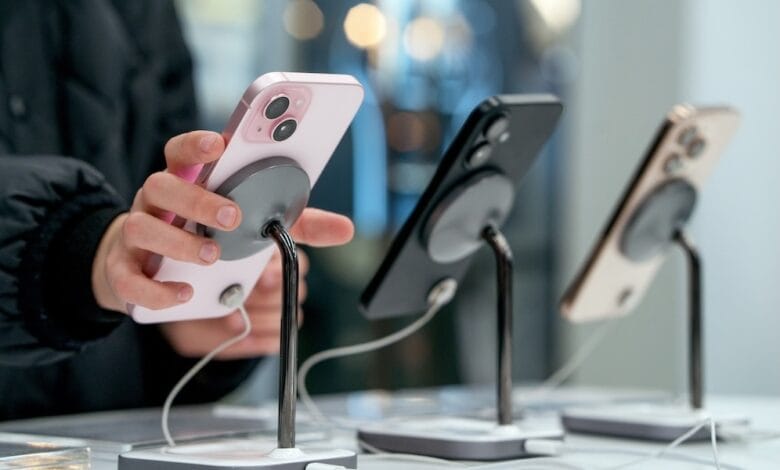 أبل وسامسونج تتصدران سوق الهواتف الذكية في 2025