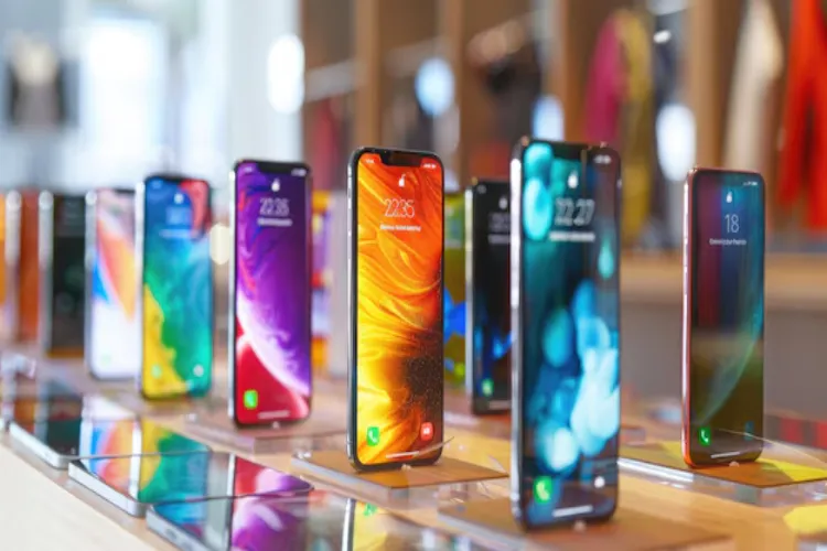 أبل وسامسونج تتصدران سوق الهواتف الذكية في 2025 