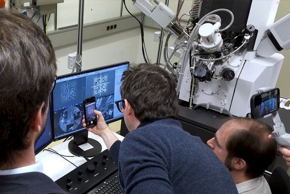 أصغر من البكتيريا.. باحثون يطورون أصغر رمز QR في العالم لتخزين البيانات 