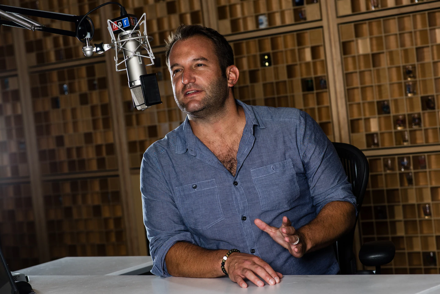 مذيع أمريكي يقاضي جوجل لاستخدام صوته في أداة NotebookLM دون موافقته 2 مذيع أمريكي يقاضي جوجل لاستخدام صوته في أداة NotebookLM دون موافقته