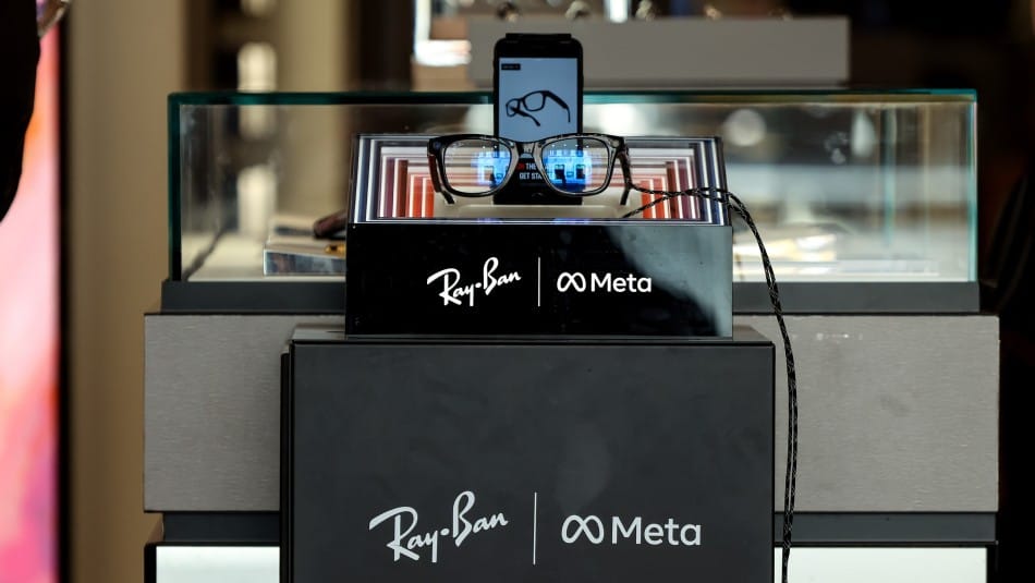نظارات ميتا الذكية تواجه اتهامات بالتجسس على المستخدمين وتسريب بياناتهم