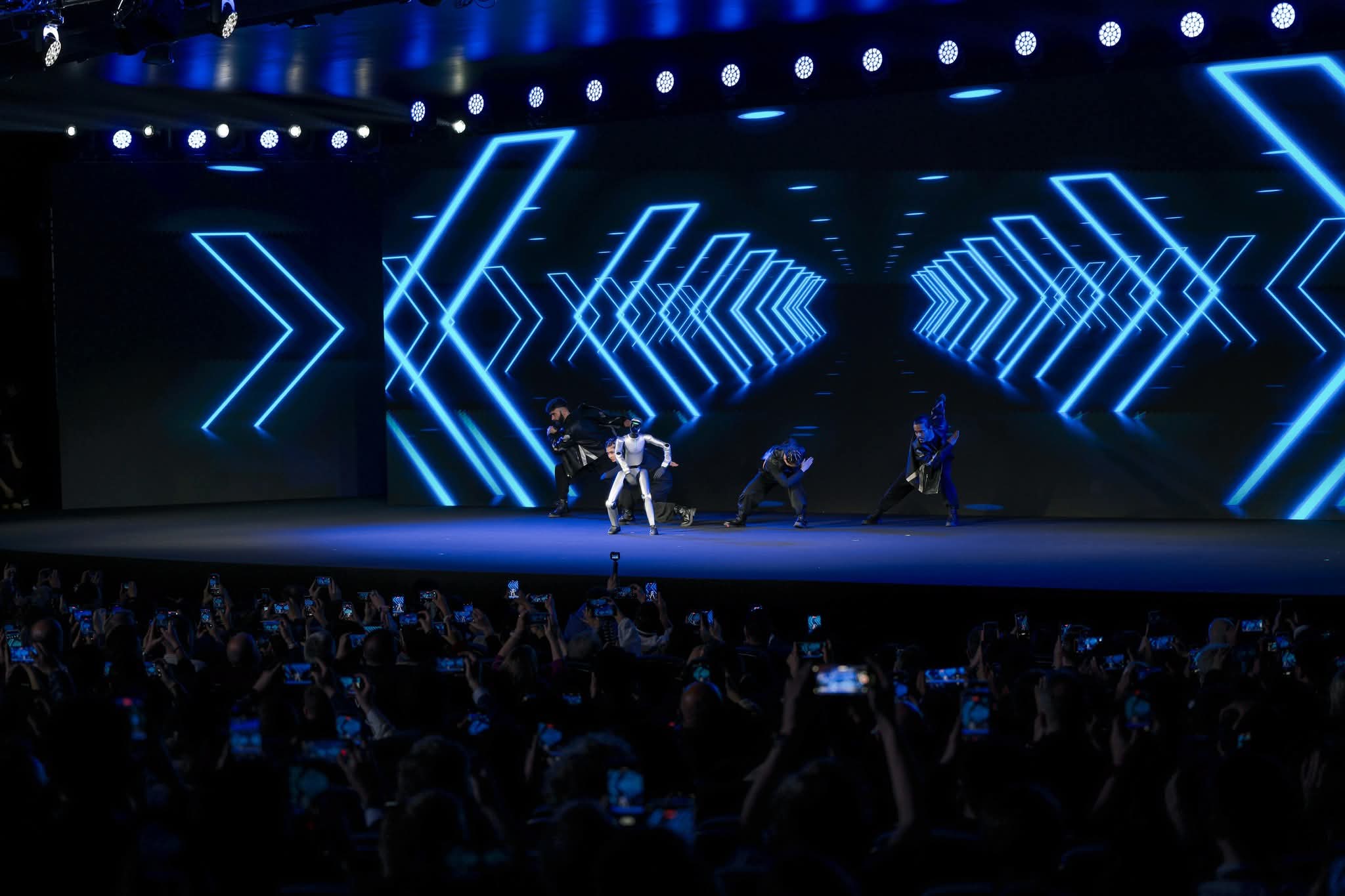 روبوت هونر يؤدي اختباراته على شكل عرض راقص خلال فعالية الشركة في معرض برشلونة العالمي 2026 