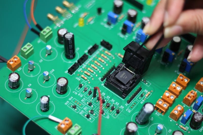 سلطنة عُمان تستقطب ثلاث شركات عالمية لتوطين تقنيات أشباه الموصلات عبر مجموعة "إذكاء" 