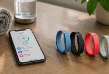 سوار Fitbit Air الجديد من جوجل بتصميم نحيف بدون شاشة بألوان عدة لمراقبة الصحة واللياقة البدنية.