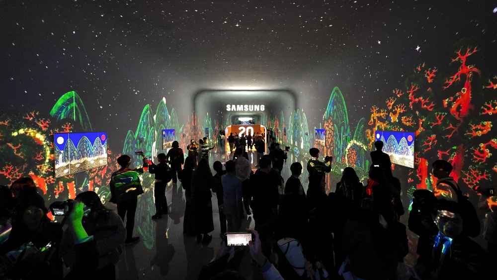 أسبوع الذكاء الاصطناعي 2026..زوار يتجولون في معرض سامسونج The First Look 2026. 
