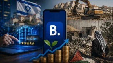 لوجو منصة «بوكينج دوت كوم» الرقمية للسياحة التي تواجه اتهامات بالتربح من أراضٍ فلسطينية مصادرة في الضفة الغربية