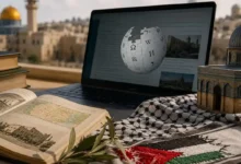 مشهد كتب وتراث فلسطيني مع مسجد قبة الصخرة وحاسوب يعرض ويكيبيديا لمسابقة فلسطين