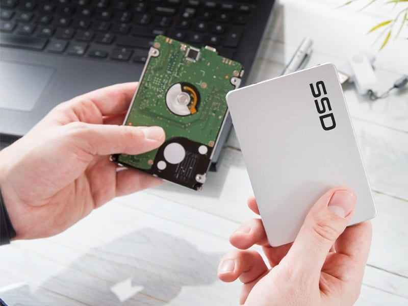 صورة تظهر محركات اقراص SSD و HDD 