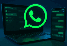 تصميم يظهر هاتف محمول وحاسب لابتوب وفي الوسط لوجو WhatsApp