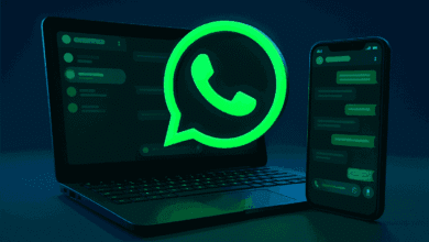 تصميم يظهر هاتف محمول وحاسب لابتوب وفي الوسط لوجو WhatsApp