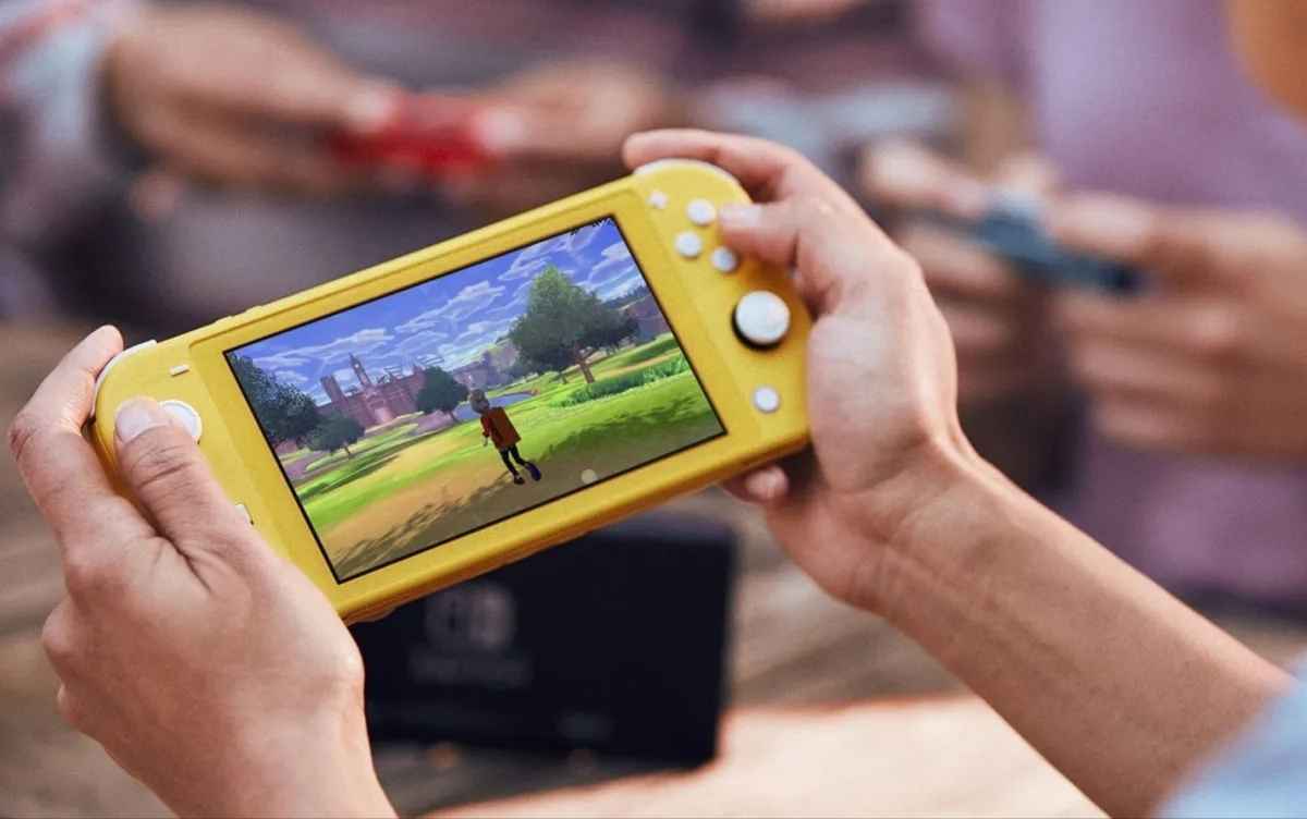 طفل يمسك بجهاز نينتندو سويتش Nintendo Switch لألعاب الفيديو