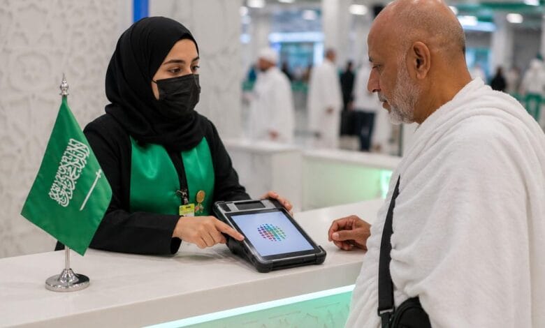 ثورة تقنية في خدمة الحجاج: جهاز متنقل ينهي إجراءات الحج في 40 ثانية 1 جهاز متنقل ينهي إجراءات الحج في 40 ثانية