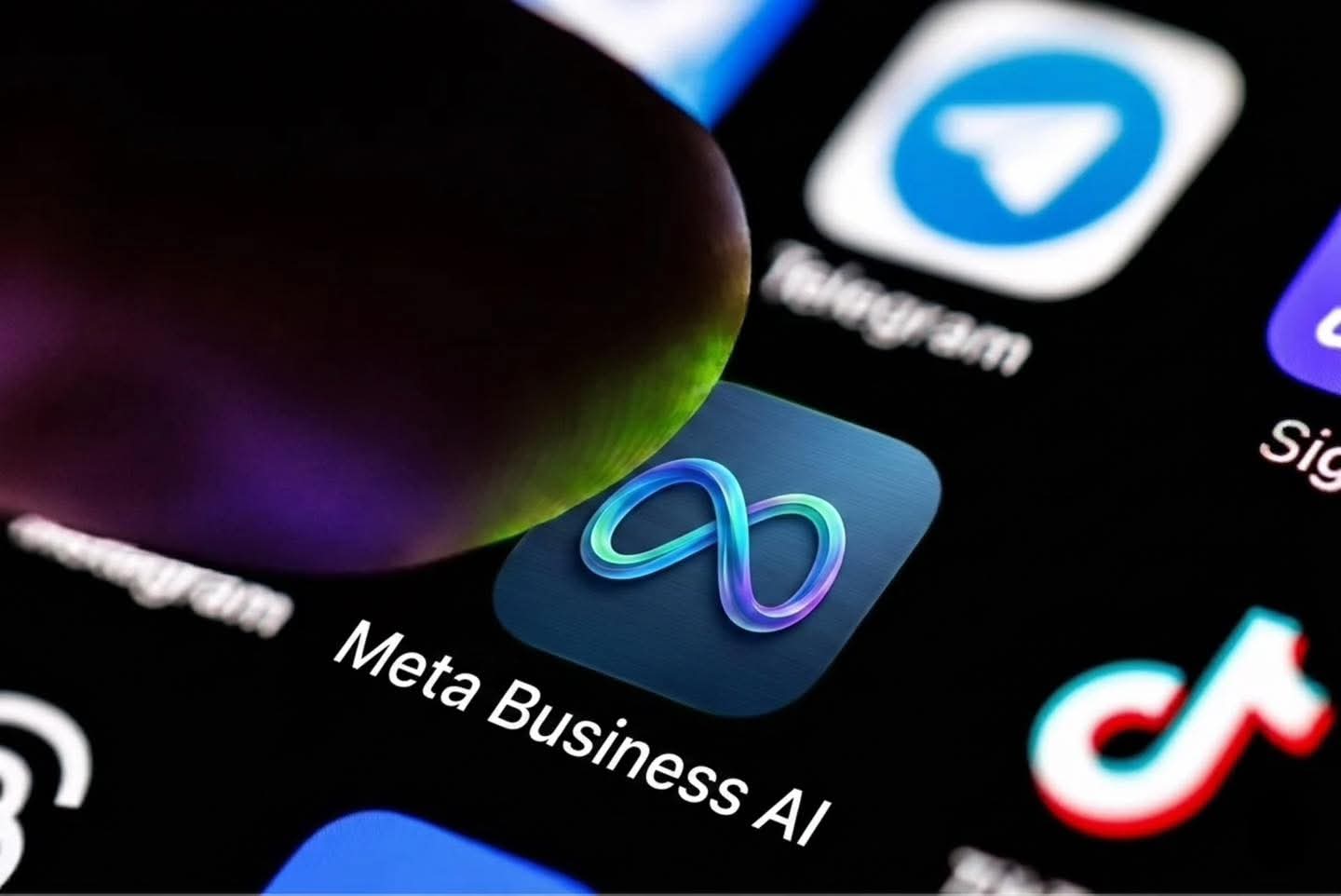 إطلاق «وكيل أعمال ميتا» لتطوير خدمة العملاء بالذكاء الاصطناعي 5 لوجو Meta Business AI على شاشة هاتف محمول